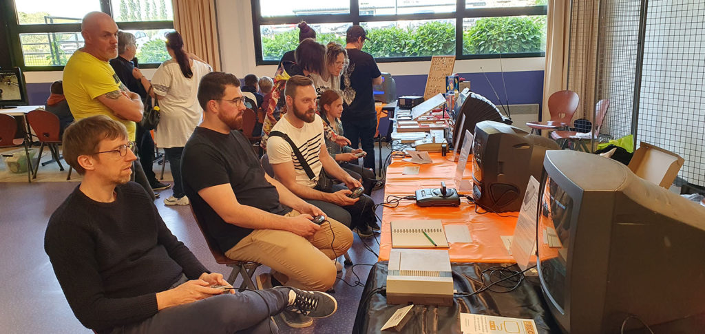 Le stand de l'association RGC Breizh avec de nombreuses consoles en accès libres.